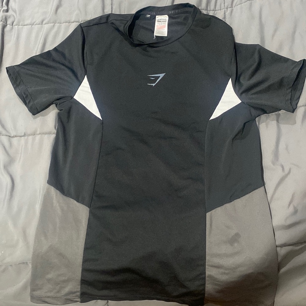 small gymshark shirt center logo